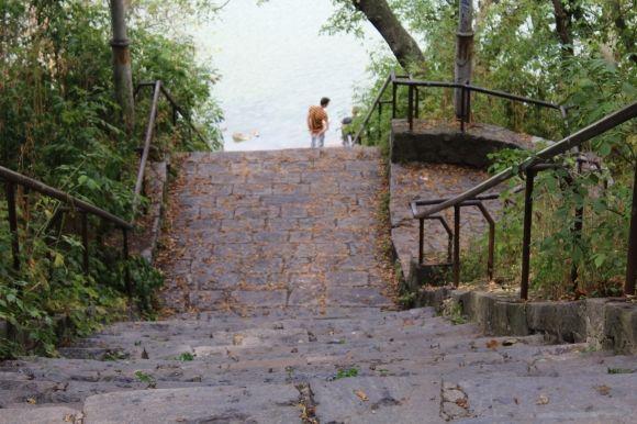 “Коли хлопчаками грали в футбол, спускалися сюди пити воду”: рибалка про парк “Кумбари”, фото №2 на сайті 20minut.ua