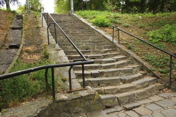 “Коли хлопчаками грали в футбол, спускалися сюди пити воду”: рибалка про парк “Кумбари”, фото №3 на сайті 20minut.ua