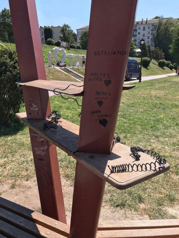 Фото дня: вандали уже понищили сонячне дерево на Набережній на сайті 20minut.ua Фото дня: вандали уже понищили сонячне дерево на Набережній, фото №2 на сайті 20minut.ua