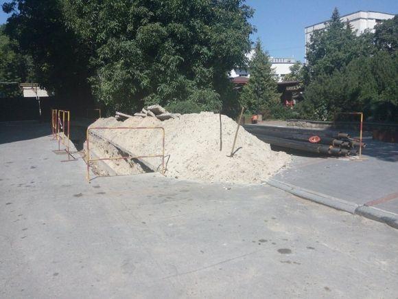 На Соборній обмежений рух. Комунальники знову міняють труби, фото №1 на сайті vsim.ua