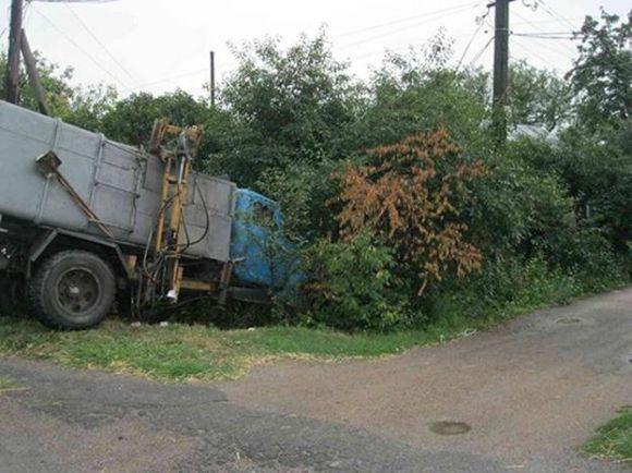 У Гайсині зіткнувся легковик та вантажівка. Водій одного із авто заснув за кермом на сайті 20minut.ua У Гайсині зіткнувся легковик та вантажівка. Водій одного із авто заснув за кермом, фото №2 на сайті 20minut.ua