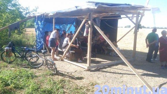 Сабарівчани п'ятий день продовжують блокувати будівництво нового кладовища на сайті 20minut.ua Сабарівчани п'ятий день продовжують блокувати будівництво нового кладовища, фото №5 на сайті 20minut.ua