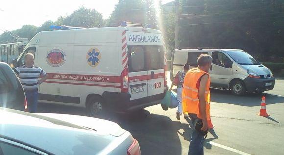 На Пирогова «Славута» в'їхала у тролейбус, фото №1 на сайті 20minut.ua