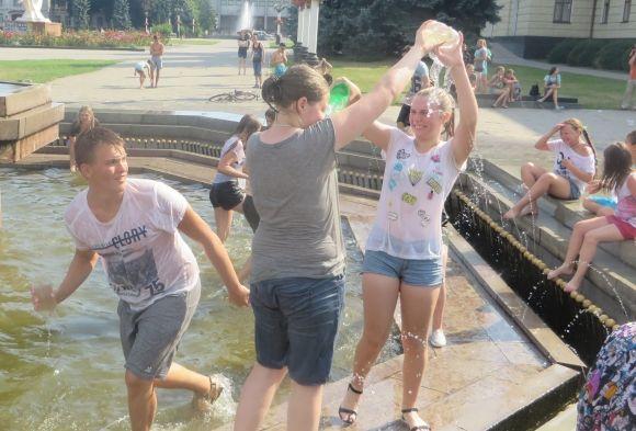 З відрами і в купальниках: на Майдані Незалежності влаштували водні баталії на сайті vsim.ua З відрами і в купальниках: на Майдані Незалежності влаштували водні баталії, фото №2 на сайті vsim.ua
