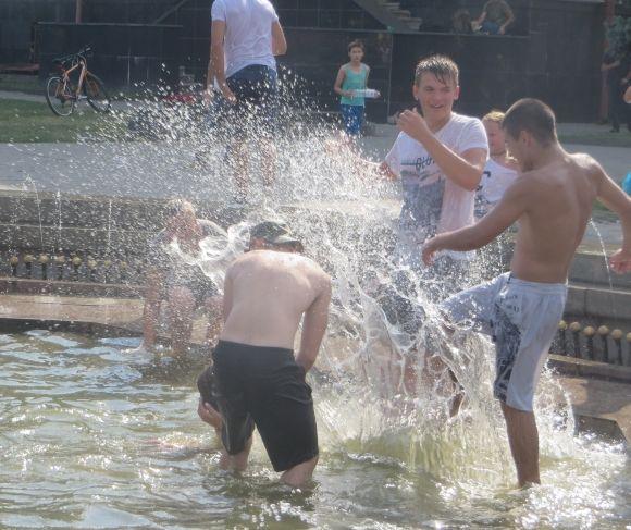 З відрами і в купальниках: на Майдані Незалежності влаштували водні баталії на сайті vsim.ua З відрами і в купальниках: на Майдані Незалежності влаштували водні баталії, фото №7 на сайті vsim.ua