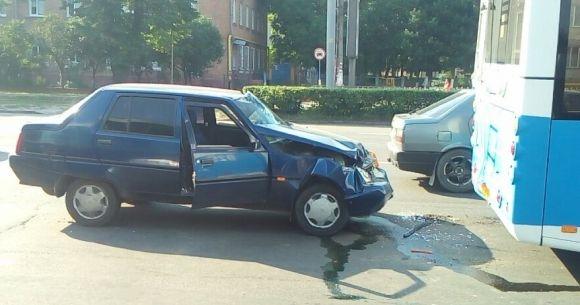 На Пирогова «Славута» в'їхала у тролейбус, фото №2 на сайті 20minut.ua