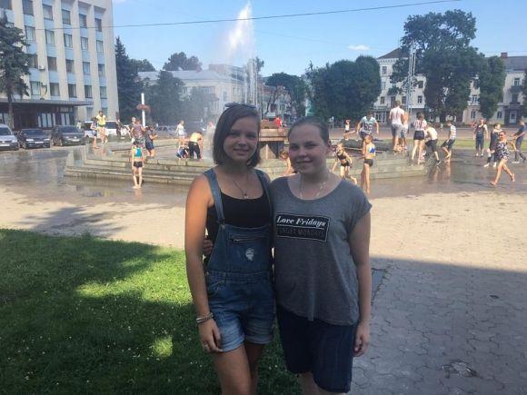 З відрами і в купальниках: на Майдані Незалежності влаштували водні баталії на сайті vsim.ua З відрами і в купальниках: на Майдані Незалежності влаштували водні баталії, фото №1 на сайті vsim.ua