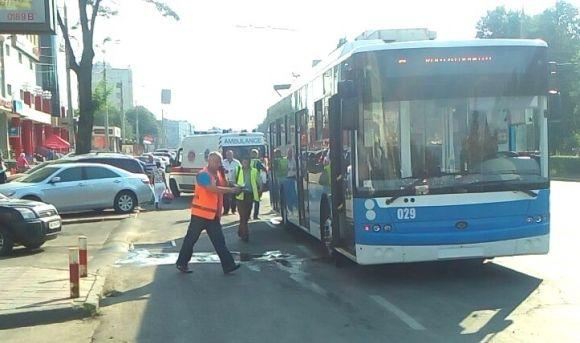 На Пирогова «Славута» в'їхала у тролейбус, фото №3 на сайті 20minut.ua