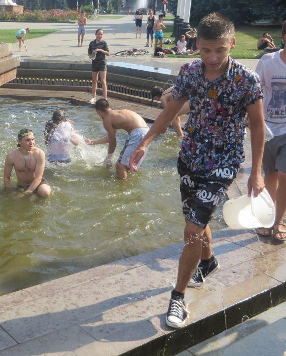 З відрами і в купальниках: на Майдані Незалежності влаштували водні баталії на сайті vsim.ua З відрами і в купальниках: на Майдані Незалежності влаштували водні баталії, фото №3 на сайті vsim.ua