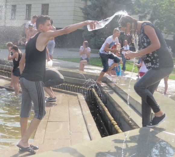 З відрами і в купальниках: на Майдані Незалежності влаштували водні баталії на сайті vsim.ua З відрами і в купальниках: на Майдані Незалежності влаштували водні баталії, фото №5 на сайті vsim.ua