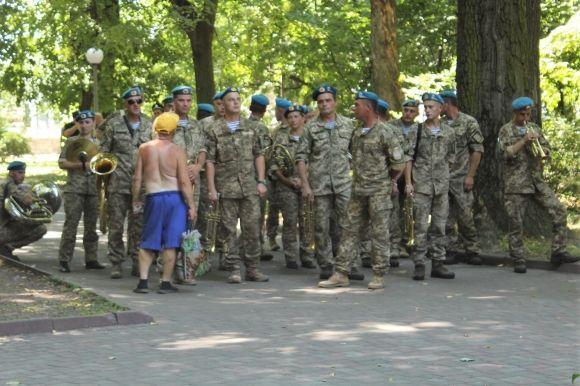 Військові святкують 25-річчя десантних військ України в Центральному парку, фото №1 на сайті 20minut.ua