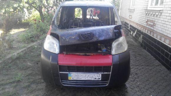 У Бершаді за 6 хвилин згорів Peugeot. Замкнула електропроводка на сайті 20minut.ua У Бершаді за 6 хвилин згорів Peugeot. Замкнула електропроводка, фото №1 на сайті 20minut.ua