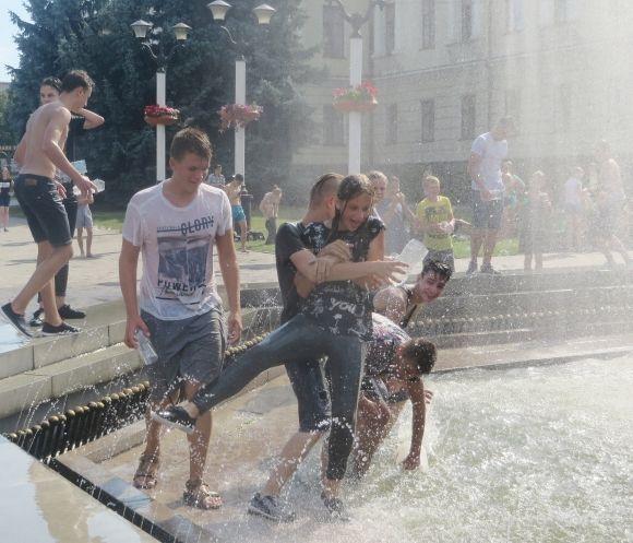 З відрами і в купальниках: на Майдані Незалежності влаштували водні баталії на сайті vsim.ua З відрами і в купальниках: на Майдані Незалежності влаштували водні баталії, фото №4 на сайті vsim.ua