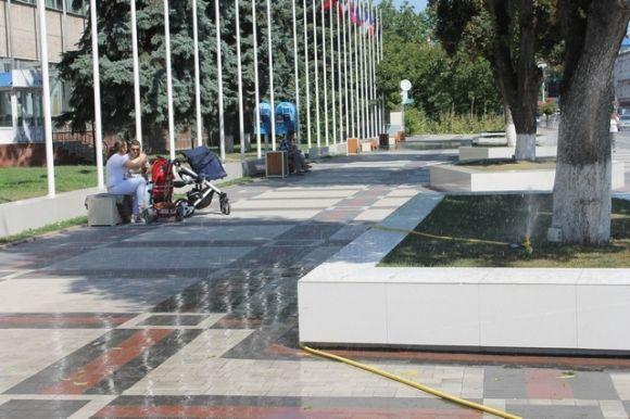 Фото дня: Як Кам'янець бореться зі спекою на сайті 20minut.ua Фото дня: Як Кам'янець бореться зі спекою, фото №1 на сайті 20minut.ua