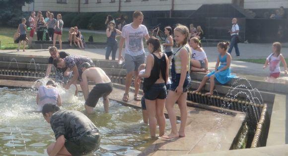 З відрами і в купальниках: на Майдані Незалежності влаштували водні баталії на сайті vsim.ua З відрами і в купальниках: на Майдані Незалежності влаштували водні баталії, фото №6 на сайті vsim.ua