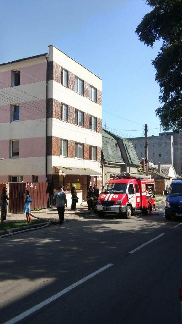 На Некрасова горів офіс. Людей з приміщення евакуйовували, фото №1 на сайті 20minut.ua