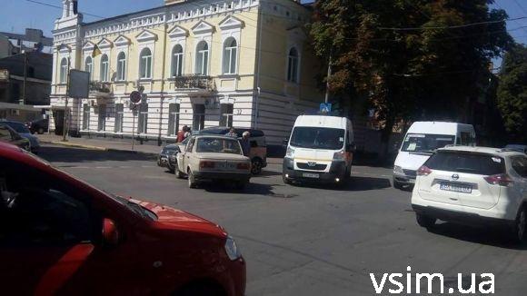 На Подільській не розминулися дві іномарки. Пасажирку забрала "швидка" на сайті vsim.ua На Подільській не розминулися дві іномарки. Пасажирку забрала "швидка", фото №1 на сайті vsim.ua