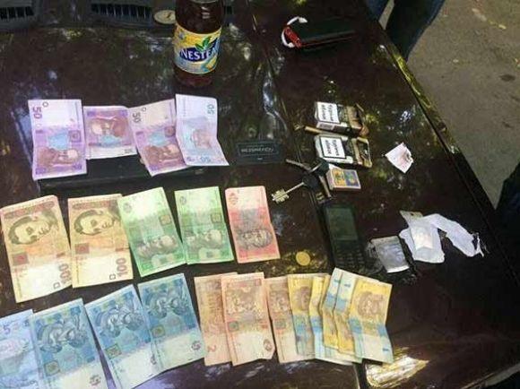 Вінничанин купував та перепродував наркотики. Чоловіка зловили «на гарячому» на сайті 20minut.ua Вінничанин купував та перепродував наркотики. Чоловіка зловили «на гарячому», фото №1 на сайті 20minut.ua