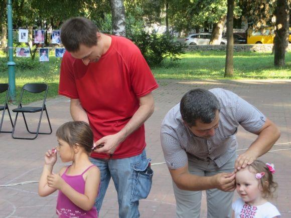 Новини Хмельницького - фото з У сквері Шевченка немовлят годували груддю, а татусі спробували себе у ролі перукарів У сквері Шевченка немовлят годували груддю, а татусі спробували себе у ролі перукарів, фото №8 на сайті vsim.ua