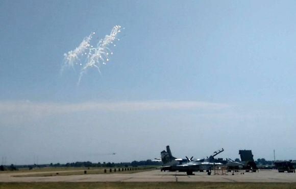 Світлові «пастки», винищувачі та парашутисти у небі: військові показали свої уміння, фото №4 на сайті 20minut.ua