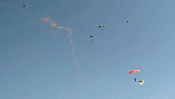 Світлові «пастки», винищувачі та парашутисти у небі: військові показали свої уміння, фото №5 на сайті 20minut.ua