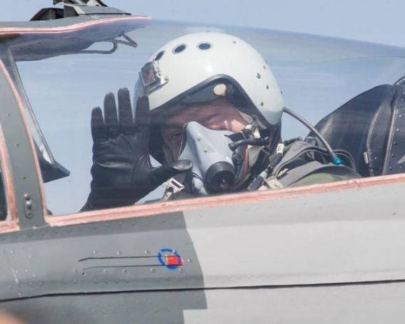 Порошенко прилетів до Вінниці на винищувачі МІГ-29. Звісно не сам, фото №3 на сайті 20minut.ua