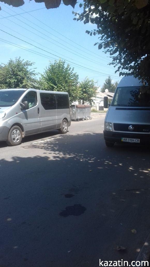 Водії обурені: сміттєві баки розташовані на проїжджій частині, фото №1 на сайті 20minut.ua