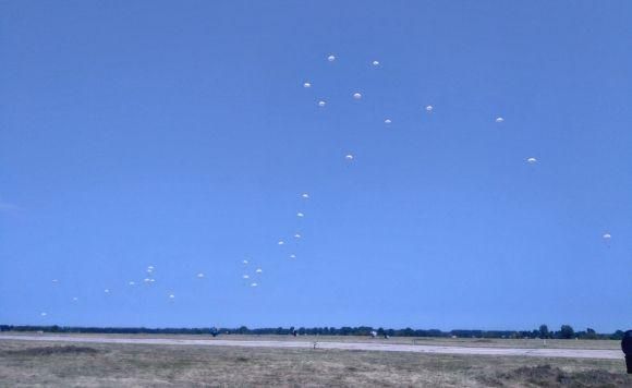 Світлові «пастки», винищувачі та парашутисти у небі: військові показали свої уміння, фото №1 на сайті 20minut.ua