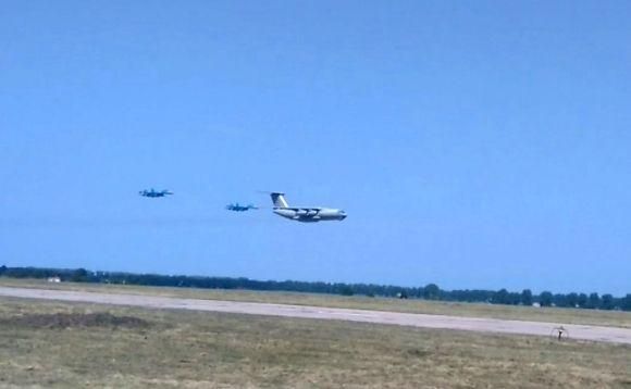 Світлові «пастки», винищувачі та парашутисти у небі: військові показали свої уміння, фото №3 на сайті 20minut.ua