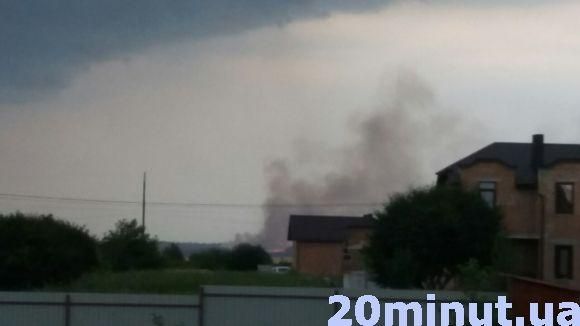 Понад 15 гектарів поля горить у Великих Бірках на сайті 20minut.ua Понад 15 гектарів поля горить у Великих Бірках, фото №1 на сайті 20minut.ua