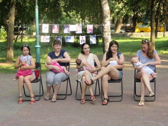 Новини Хмельницького - фото з У сквері Шевченка немовлят годували груддю, а татусі спробували себе у ролі перукарів У сквері Шевченка немовлят годували груддю, а татусі спробували себе у ролі перукарів, фото №1 на сайті vsim.ua