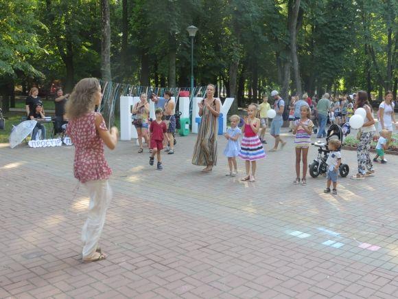 Новини Хмельницького - фото з У сквері Шевченка немовлят годували груддю, а татусі спробували себе у ролі перукарів У сквері Шевченка немовлят годували груддю, а татусі спробували себе у ролі перукарів, фото №12 на сайті vsim.ua