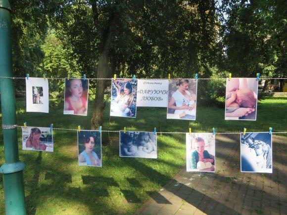 Новини Хмельницького - фото з У сквері Шевченка немовлят годували груддю, а татусі спробували себе у ролі перукарів У сквері Шевченка немовлят годували груддю, а татусі спробували себе у ролі перукарів, фото №2 на сайті vsim.ua