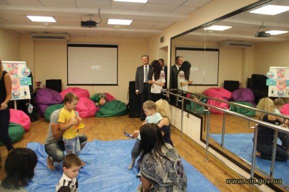 Вінницька «Гармонія» отримала від Порошенка дизельний генератор на сайті 20minut.ua Вінницька «Гармонія» отримала від Порошенка дизельний генератор, фото №3 на сайті 20minut.ua