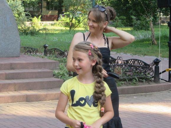Новини Хмельницького - фото з У сквері Шевченка немовлят годували груддю, а татусі спробували себе у ролі перукарів У сквері Шевченка немовлят годували груддю, а татусі спробували себе у ролі перукарів, фото №9 на сайті vsim.ua