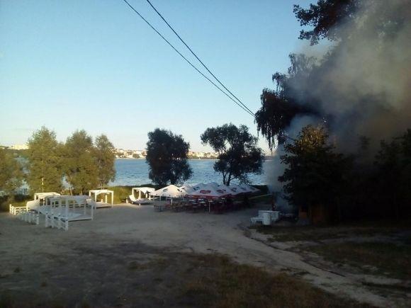 На Дальньому пляжі загорівся бар. Пожежні набирали воду зі Ставу на сайті 20minut.ua На Дальньому пляжі загорівся бар. Пожежні набирали воду зі Ставу, фото №3 на сайті 20minut.ua