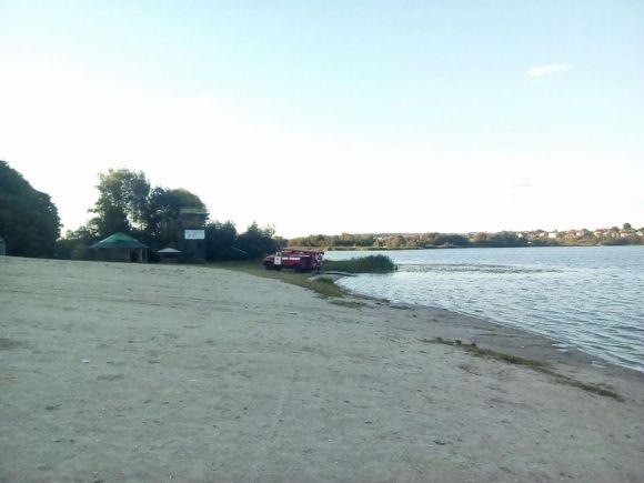На Дальньому пляжі загорівся бар. Пожежні набирали воду зі Ставу на сайті 20minut.ua На Дальньому пляжі загорівся бар. Пожежні набирали воду зі Ставу, фото №1 на сайті 20minut.ua