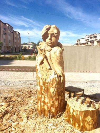 Фото дня: У Кам’янці скульптори працюють над дерев’яними образами на сайті 20minut.ua Фото дня: У Кам’янці скульптори працюють над дерев’яними образами, фото №2 на сайті 20minut.ua