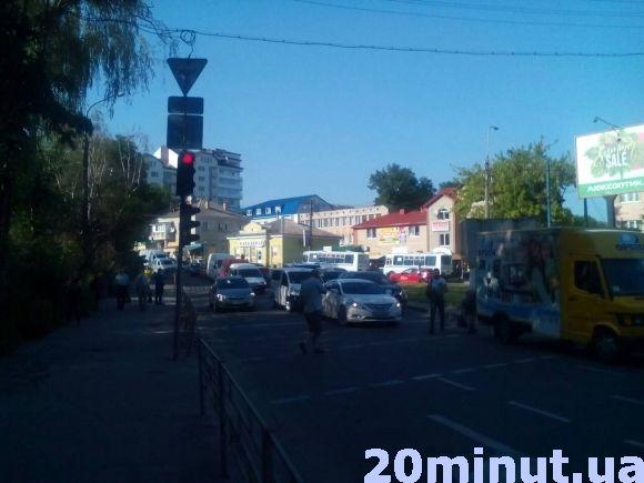 Біля Залізничного мосту тролейбус в'їхав в БРДМ на сайті 20minut.ua Біля Залізничного мосту тролейбус в'їхав в БРДМ, фото №1 на сайті 20minut.ua