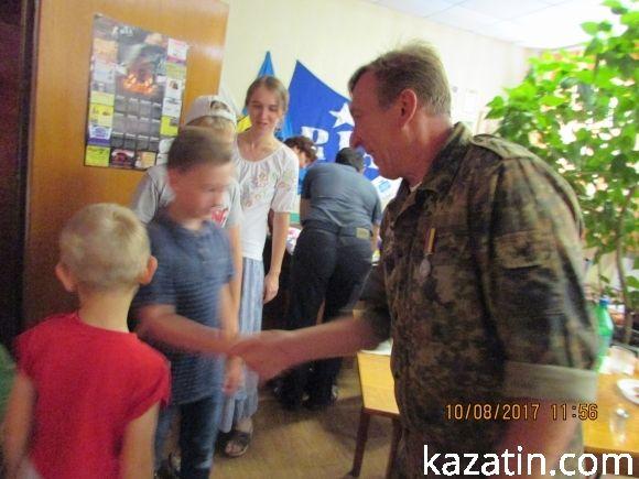 Розумні дітки зустрілися з воїном АТО, фото №2 на сайті 20minut.ua