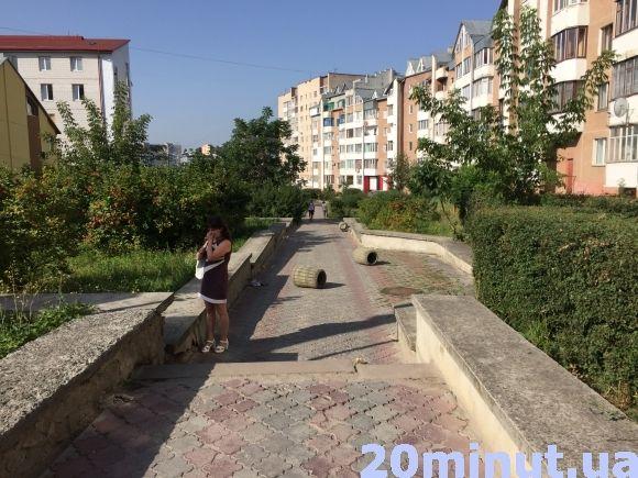 Біля "Новусу" вандали поперевертали усі смітники на сайті 20minut.ua Біля "Новусу" вандали поперевертали усі смітники, фото №1 на сайті 20minut.ua