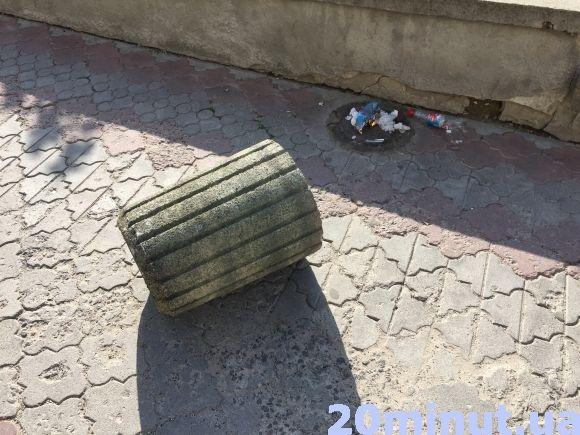 Біля "Новусу" вандали поперевертали усі смітники на сайті 20minut.ua Біля "Новусу" вандали поперевертали усі смітники, фото №2 на сайті 20minut.ua