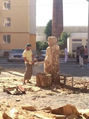 Фото дня: У Кам’янці скульптори працюють над дерев’яними образами на сайті 20minut.ua Фото дня: У Кам’янці скульптори працюють над дерев’яними образами, фото №1 на сайті 20minut.ua