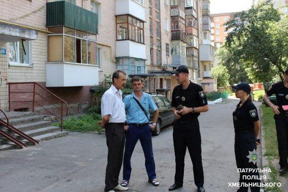 Поліція з комунальниками лазили по дахах хмельницьких багатоповерхівок, фото №2 на сайті vsim.ua