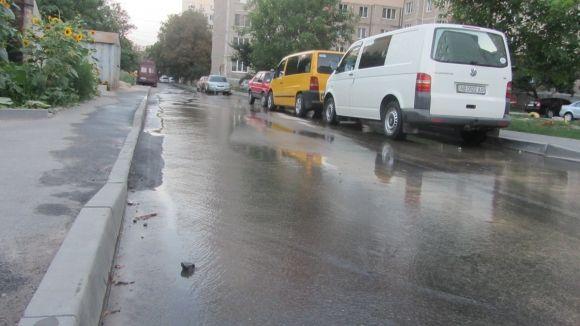 Весь день на Миколайчука з люка витікає вода. Хто заплатить за такі втрати? на сайті 20minut.ua Весь день на Миколайчука з люка витікає вода. Хто заплатить за такі втрати?, фото №4 на сайті 20minut.ua