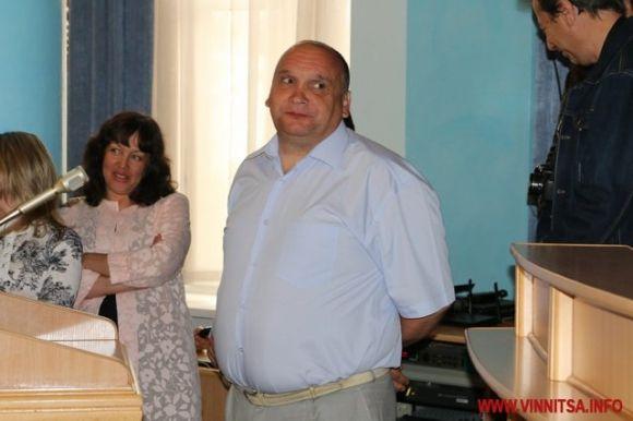 Весь день на Миколайчука з люка витікає вода. Хто заплатить за такі втрати? на сайті 20minut.ua Весь день на Миколайчука з люка витікає вода. Хто заплатить за такі втрати?, фото №5 на сайті 20minut.ua