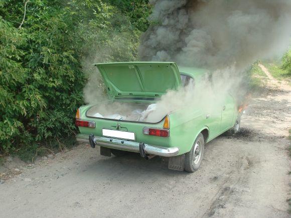 На Вінниччині спалахнув зелений автомобіль «Москвич», фото №1 на сайті 20minut.ua