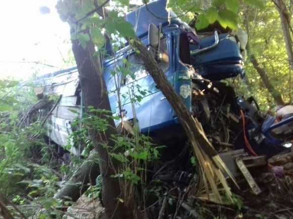 ДТП біля Людавки:  «МАN»  злетів в кювет. Водія вирізали рятувальники, фото №2 на сайті 20minut.ua