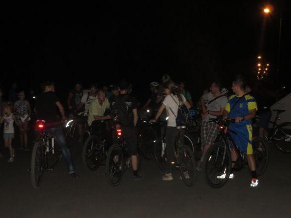 Вогні Хмельницького: велосипедисти засвітились на нічному велозаїзді, фото №5 на сайті vsim.ua