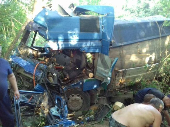 ДТП біля Людавки:  «МАN»  злетів в кювет. Водія вирізали рятувальники, фото №1 на сайті 20minut.ua